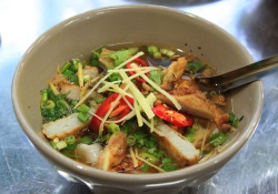 Đến Quy Nhơn thưởng thức bánh xèo tôm nhảy và bánh canh chả cá