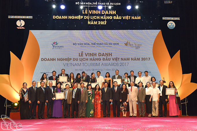 Các đại biểu chụp ảnh lưu niệm tại buổi lễ